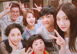 <여왕의 꽃> 이성경, 가족사진 공개! "벌써 마지막이라니 아쉬워~"