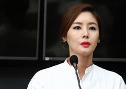 <여왕의 꽃> 은퇴 기자회견 속 김성령, 담담한 표정의 의미는?