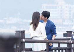 <여왕의 꽃> 윤박-이성경, 마지막 회 속 '해피엔딩 키스?'