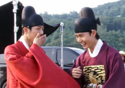 <화정> '새 얼굴' 이민호, 촬영장 속 '숨길 수 없는 풋풋한 매력'