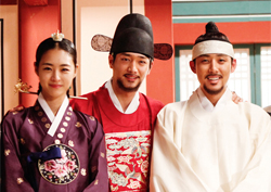 하차 기념 <화정> 배우 3인방, ‘하나 둘 셋! 순둥이 미소~’