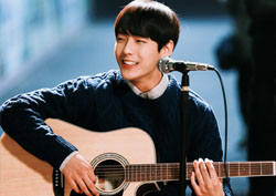 <달콤살벌 패밀리> 비투비 민혁, 버스킹 공연에 '인산인해'