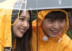 <우리 결혼했어요> 육성재♡조이, <늑대의 유혹> 속 '우산 씬' 재현!