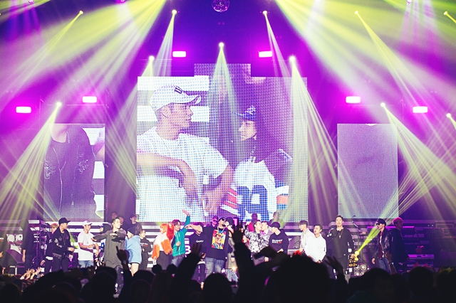 '브랜뉴이어 2015' 앙코르 공연을 하고 있는 아티스트들. 이날 브랜뉴뮤직 아티스트들은 멋진 퍼포먼스로 관객들을 열광하게 했다. /브랜뉴뮤직 제공