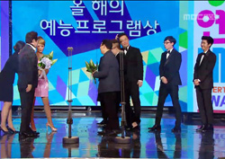 [2015 MBC 방송연예대상 리뷰] “가족들에게 감사” 무한도전, ‘올해의 예능프로그램상’!