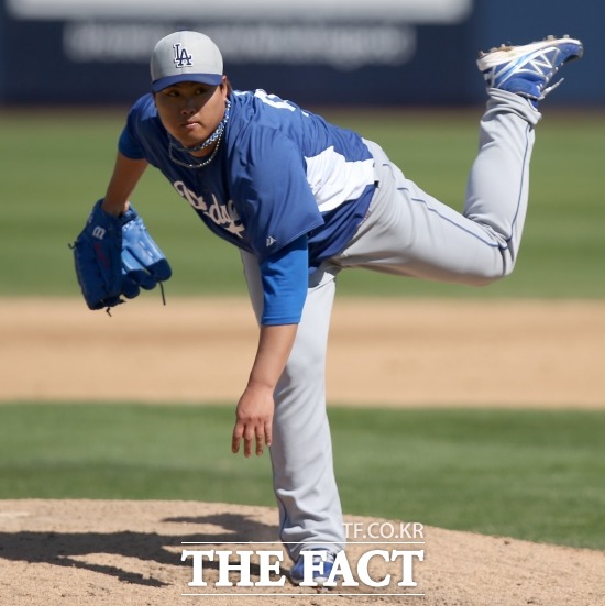 84마일까지 왔다! 류현진이 23일 실시한 두 번째 불펜 피칭에서 시속 84마일까지 찍으며 순조로운 재활을 알렸다. / 더팩트 DB