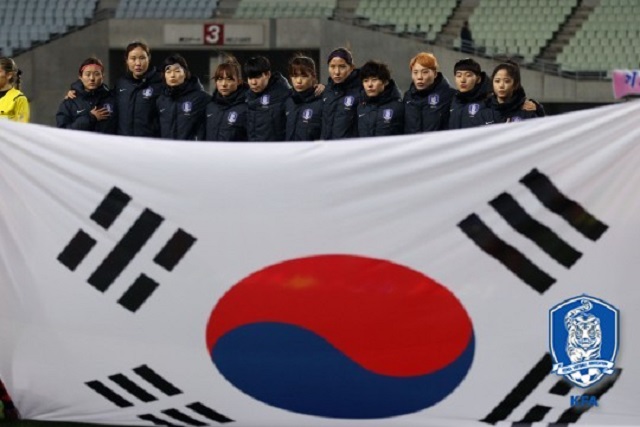 '숙명의 한일전!' 윤덕여 감독이 이끄는 한국 여자 축구 대표팀은 2일 오후 일본 오사카의 긴초 스타디움에서 열리는 2016 리우데자네이루 올림픽 아시아지역 최종예선 2차전에서 일본과 맞붙는다. / 대한축구협회 제공