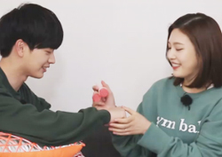 [미방분] 육성재♡조이, ‘손 마사지’를 가장한 애정 가득한 스킨십? <우리 결혼했어요>