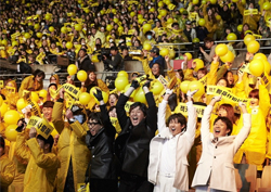 <무한도전> 젝스키스, 노란풍선 물결에 '눈물'...감동의 마지막 이야기