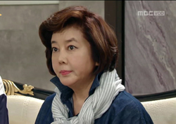 [최고의 연인 리뷰] “네가 이뻐서 주는 거 아냐!” 김영란, 강민경에 '애정 공세'