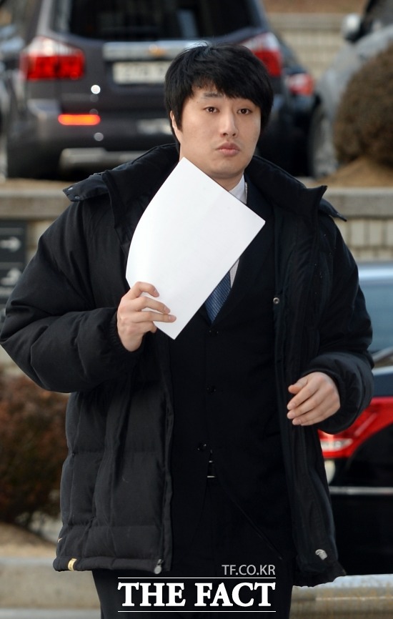 '방성윤 징역 4년 구형!' 방성윤이 지난 12일 열린 공판에서 징역 4년형을 구형받았다. 지난 2014년 상습폭행 혐의로 서울중앙지법에서 열린 공판에 참석하고 있는 방성윤. / 임영무 기자