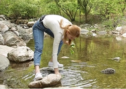 <우리 결혼했어요> 김진경, 개울가 여신 등극! '학다리' 이용한 상추 씻기 스킬 대공개! 