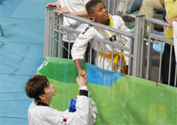 [리우현장] 값진 銅 추가한 태극소년 김태훈, 현지 팬서비스도 인기 만점!<리우올림픽>