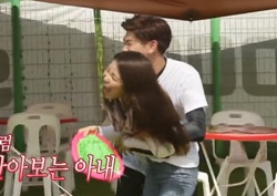 [우리 결혼했어요 리뷰] 에릭남, 솔라에 기습 포옹!... ‘어머머머’