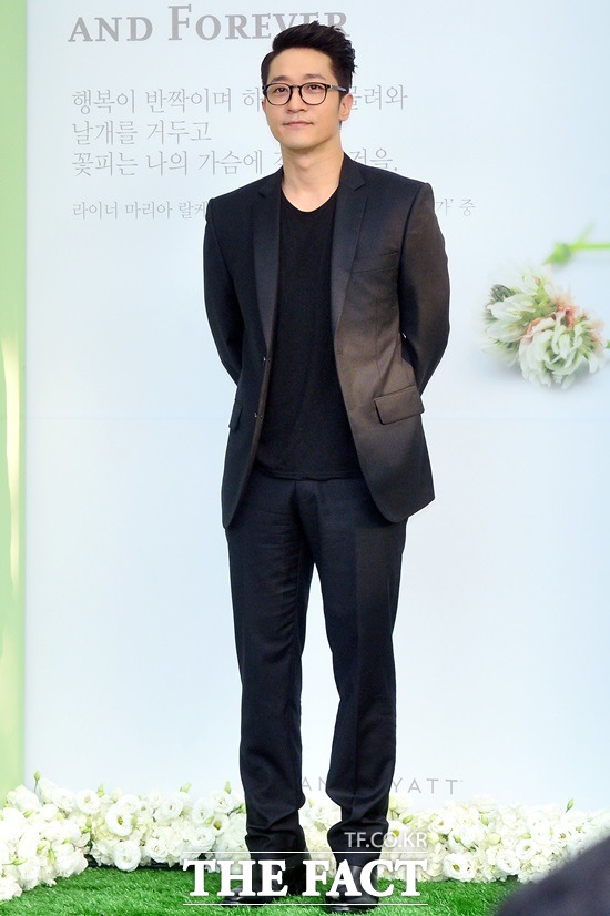 파격 공약을 내건 알렉스. 알렉스는 새 노래로 1위를 할 경우 삭발을 하겠다고 공약했다. /더팩트 DB