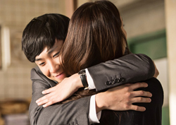 <캐리어를 끄는 여자> 이준, 최지우 ‘와락 포옹’! 벌써 로맨스?