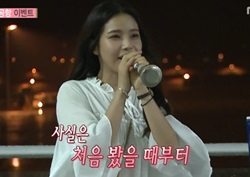 [우리 결혼했어요 리뷰] 솔라, 첫 만남에 에릭남이 부른 노래로 깜짝 이벤트 ‘감동’