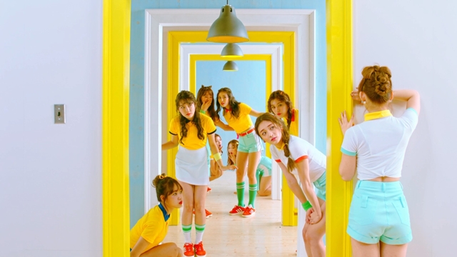 신곡 '너무너무너무'로 돌아온 아이오아이. 이들은 발랄한 매력으로 시선을 사로잡았다. /YMC엔터테인먼트 제공