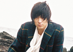 신비로운 비주얼과 깊은 눈빛 <가려진 시간> 강동원 화보 공개!