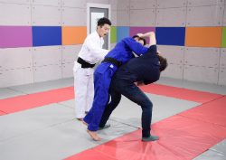 <마이 리틀 테레비전> 쌍둥이 유도선수 조준호&조준현, 모르모트PD에게 전수한 호신술은?