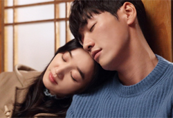 '이 꽃길 찬성합니다' <우리 집에 사는 남자> 수애-김영광, 로맨틱 스킨십 포착!