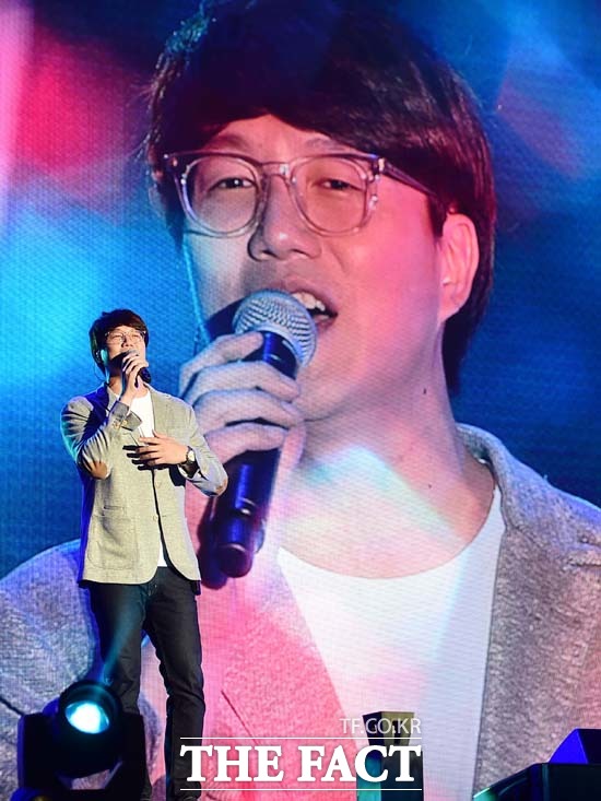 '어디선가 언젠가' 성시경 OST. '어디선가 언젠가' 성시경의 노래가 푸른 바다의 전설 OST로 주목받고 있다. 지난해 8월 광복 70년 신바람 페스티벌에 참가한 성시경. /더팩트 DB