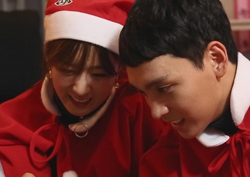 최태준-윤보미, 함께 하는 '첫 크리스마스' 빨간 망토하고 애교 폭발! <우리 결혼했어요>