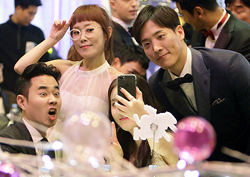 [단독 비하인드]  오랜만에 꾸몄으니 셀카나 한번 찍어볼까? <2016 MBC 방송연예대상>