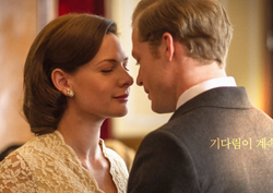 세 남녀의 엇갈린 사랑, 30년을 넘나든 세기의 로맨스 <폴링 스노우> 