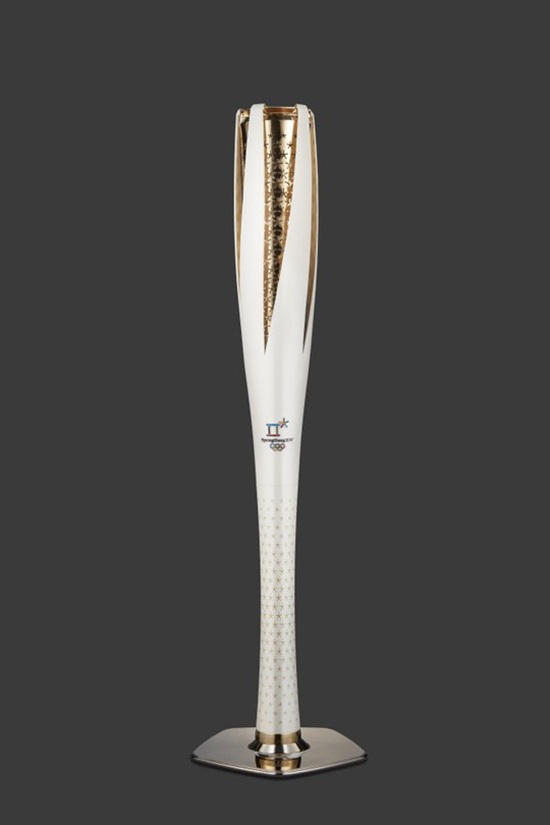 평창올림픽 성화봉 공개. 2018 평창동계올림픽 조직위원회가 9일 평창올림픽 성화봉을 공개했다. /평창조직위 제공