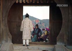 [역적: 백성을 훔친 도둑 리뷰] “지랑 같이 뜨셔라” 힘 사라진 윤균상, 김상중과 함께 떠난다!