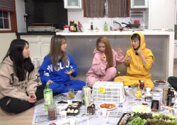 <마이 리틀 텔레비전> 마마무, 고기 먹방 삼매경… 충격 비주얼의 쌈 공개!