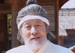 [인터뷰] "<역적>은 드라마판 <그알>" 큰 울림 주고 떠난 김상중의 마지막 인사!