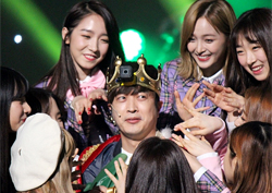 <개콘>에 '완전체' 우주소녀가 뜬다! 정명훈, '행복한 동공지진'