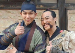 홍길동 윤균상, 오랑캐 씬스틸러 김강일 선배와 인증샷