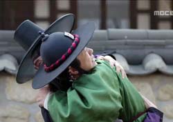 [역적: 백성을 쫓는 사람 리뷰] “살아있었어라.....!” 윤균상-심희섭 ‘극적 상봉’