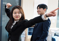 [포토] 여기는 촬영현장! 고아성, '카메라를 부르는 깜찍 매력' <자체발광 오피스>