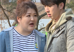 <우리 결혼했어요> 슬리피-이국주 비료 작업 도전 '열혈 일꾼들'