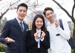 [포토] 여기는 촬영현장! <자체발광 오피스> 배우들, 쉬는 시간 속 ‘벚꽃은 거들뿐!’