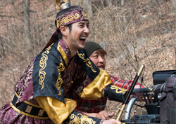 [포토] 여기는 촬영현장! <역적> 김지석, 쉬는시간엔 '귀요미 王'