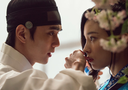 <군주> 유승호-윤소희, 첫 만남부터 심장어택! '초밀착 입막음'