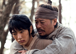 <군주> 엘, 정해균 등에 업고 효자 변신! '뭉클한 투샷'