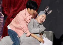 <개콘> '연기돌' 오나미 슈렉의 동키로 변신! 건치미소 폭발!