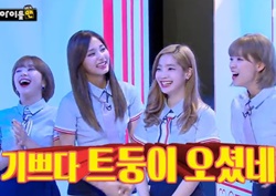 [섹션TV 연예통신 리뷰] 트와이스, 새 코너 ‘아이돌 맨’ 깜짝 등장... ‘찌릿찌릿’ 댄스~