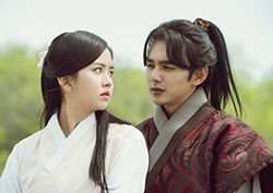 <군주> 유승호-김소현, 심상치 않은 분위기 속 '애틋 승마 백허그'