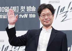<비밀의 숲> 악역 변신 유재명, "학주, 봉순이 아빠 모두 행복한 경험"