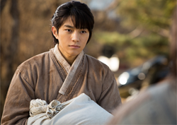 [포토드립] <군주> 엘(김명수)에게 쌀푸대만큼 소중했던 '그것'은?