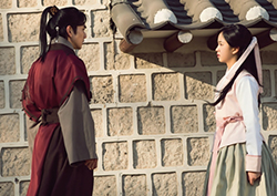 <군주> 유승호-김소현, ‘돌담 기다림’ 포착! 설렘 주의보