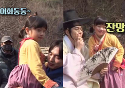 <군주> '꼬물이' 고나희, 유승호-엘 귀여움 독차지한 현장 공개!