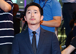 [포토] <옥자> 스티븐 연, '수 많은 팬들의 환호에 깜짝!'